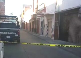 Encuentran los cuerpos de dos hombres sin vida en el interior de unos baños públicos en Acambaro.