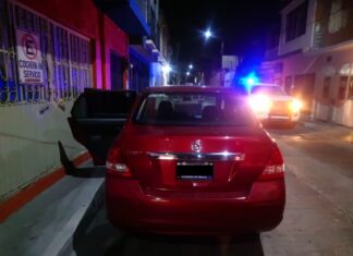 Policía de Salamanca aseguro un auto abandonado y desvalijado, no cuenta con reporte de robo.