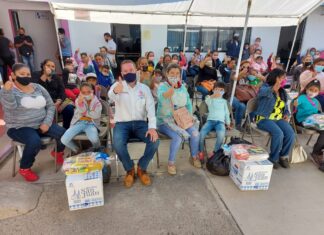 DIF Salvatierra entrega becas educativas a niños de primaria