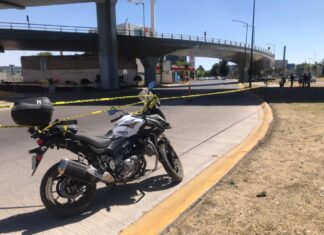 Moto patrullero agredido a balazos por delincuentes que intentaron robar tienda de conveniencia, en León.