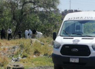 Junto a un canal de aguas negras fue dejado un hombre asesinado en Morelia.