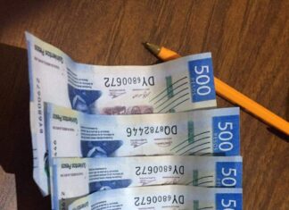 Efectivos de la Policía Municipal detuvieron a femenina intentando cambiar billetes falsos.