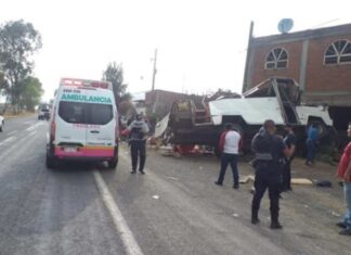Tres muertos y nueve heridos en choque frontal entre un tráiler y un camión de transporte de personal en Huiramba Mich.