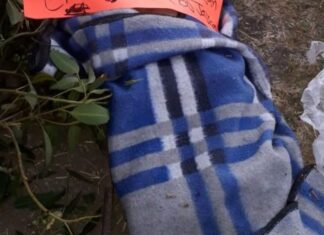 Encuentran cuerpo encobijado y con un narcomensaje en Patzcuaro Mich.