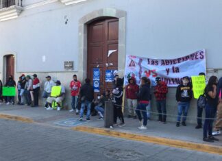 Bloquean acceso a la presidencia de Silao integrantes de centros de rehabilitación.