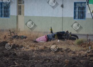 Delincuentes armados ultimaron a dos hombres que conducían una motocicleta en Moroleón.