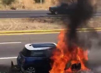 Auto se incendia en la carretera Morelia- Salamanca.