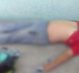 Mientras barría la banqueta un hombre cayó y perdió la vida.