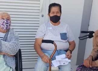 Carmen, de 101 años, su hija Dorotea, de 88 y su nieta, Rosa, de 65 años acudieron a vacunarse.