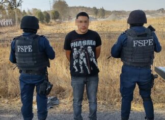 Elementos de las FSPE detuvieron a un sujeto.con más de 100 dosis de droga y con una moto con reporte de robo, en Juventino Rosas.