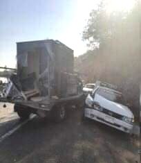 Chofer pierde el control de su camión e impacta varios vehículos
