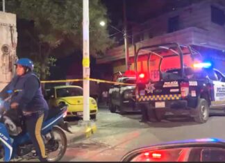 Tres personas fueron atacadas a balazos al interior de un vehículo particular en la colonia Constitución de Apatzingán en Irapuato.