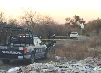 Encuentran los cuerpos de dos personas sin vida al interior de una camioneta de lujo en un camino de terracería en Apaseo El Alto.
