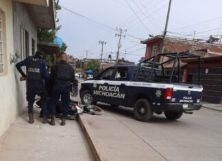 Elementos de la Policía Michoacán arrollan a motociclista, lo esposan, lo suben a la patrulla, lo bajan y lo dejan tirado