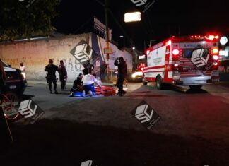 En Moroleón un taxi se impactó con una mujer ciclista al dar la vuelta en la calle Ponciano Vega.