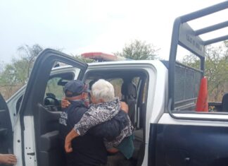 Policía Municipal de Valle de Santiago apoya a personas de la tercera edad para que reciban la vacuna contra el COVID 19.