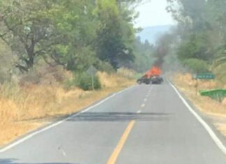 Comando armado incendía un vehículo para bloquear la entrada a la comunidad de Casacuaran.