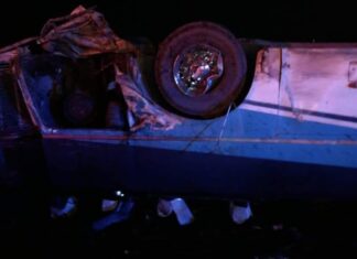 Al menos cinco muertos y varios heridos es el saldo preliminar del choque y volcadura de un camión de pasajeros