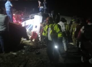 Sube a 7 la cifra de muertos tras volcadura de autobús