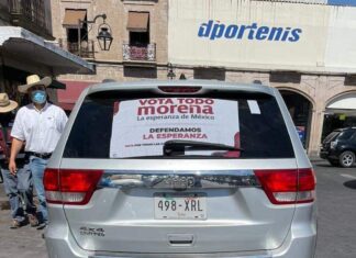 En camionetas oficiales del gobierno federal, llegan al mitin de Ramírez Bedolla