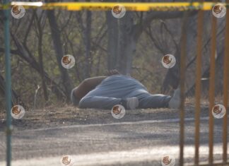 Autoridades encontraron el cuerpo de un hombre ejecutado en la carretera, esto a un costado de la laguna de Quiahuyo en el municipio de Moroleón.