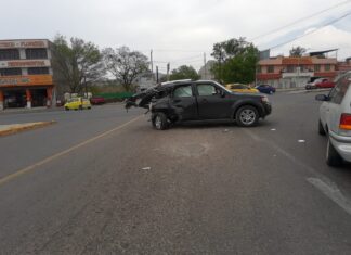 Dos automovilistas chocaron en el libramiento sur en el Bulevar Uriangato.