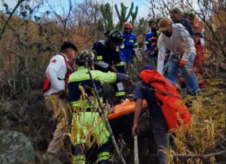 Rescatan a un hombre que cayó mientras caminaba por Estancia de Canal en San Miguel de Allende