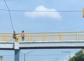 Evita Policía que jovencita se hiciera daño en puente peatonal