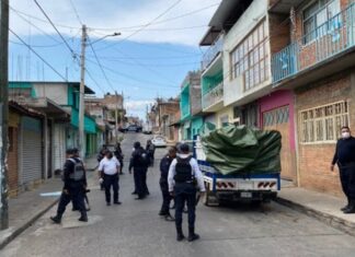 Ocho hombres y una mujer sin vida fueron abandonados en una camioneta