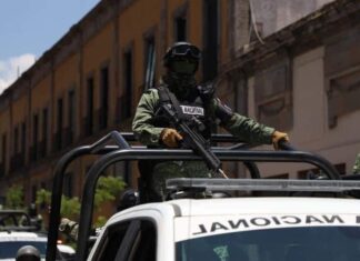 Guardia Nacional abate a 2 sicarios que golpeaban a anciana por no pagarles cuota en Zinapécuaro