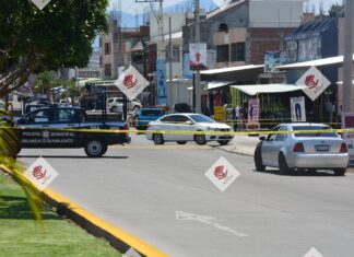 Delincuentes ejecutan a un hombre al interior de su vehículo, en plena zona comercial en el municipio de Uriangato