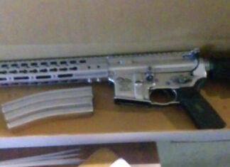 Detiene la Policía de León a un hombre por posesión de una ametralladora