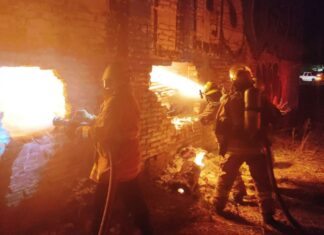 Combaten equipos de rescate incendio en bodega de plásticos