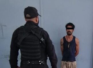 UN HOMBRE FUE DETENIDO POR LA POLICÍA MUNICIPAL, QUIEN FUE SORPRENDIDO AL ROBAR LA INSTALACIÓN ELÉCTRICA DE UNA ESCUELA.