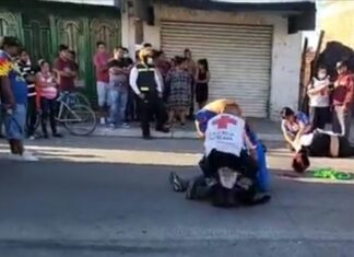 Padre e hija que viajaban en una motocicleta fueron arrollados por un vehículo; la mujer perdió la vida en el lugar de los hechos.