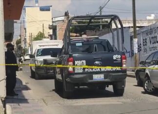 Asesinan a balazos a una persona al interior de su negocio en Apaseo el Alto.