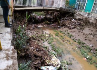 Basura, hiervas, troncos entre otras cosas ocasionaron inundaciones en la ciudad