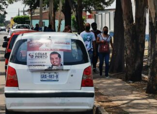 Denuncian vehículos con despensas en su interior y propaganda política alusiva al candidato morenista Cesar Prieto.