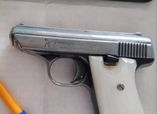 Detiene la Policía de León a dos hombres armados