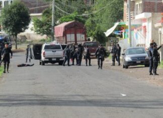 Policías se enfrentan contra sujetos que abandonaban un cadáver
