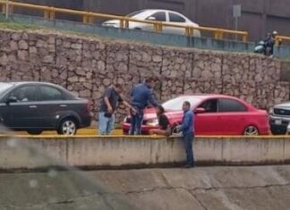 Caen dos personas al arroyo del Malecón del Río en León