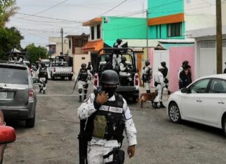 Detienen a cinco sujetos en posesión de drogas cartuchos y dinero en efectivo en León