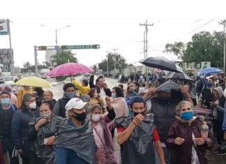 Inconformes bloquean bulevar López Mateos por falta de vacunas en deportiva del estado.