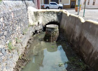 Se limpia canales de riego en cabecera municipal de Salvatierra