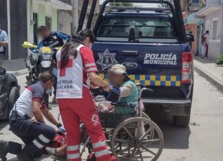 Se registra percance vial entre una patrulla y una persona discapacitada en silla de ruedas