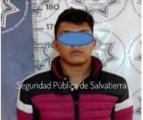 Elementos de Seguridad Pública de Salvatierra detuvieron a un sujeto por el presunto robo de un vehículo
