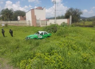 Después de dejar un pasaje en Rinconadas del Bosque, taxista se vuelca y se sale del camino en el municipio de Moroleón; por el choque solo se reportan pérdidas materiales
