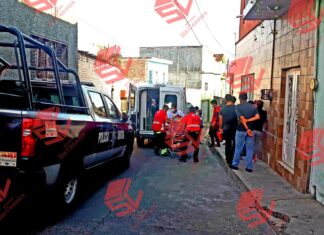 Un albañil perdió la vida y cuatro más resultaron lesionados luego de que cayera una barda sobre ellos