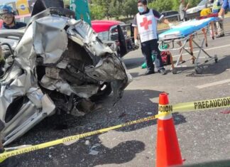 Fuerte carambola en la autopista México Querétaro a la altura del Estadio de Fútbol