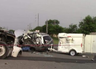 Dos muertos y tres heridos, fue el saldo de un choque entre un tráiler y un vehículo perteneciente al grupo musical «Los Banda Jr» de Salamanca